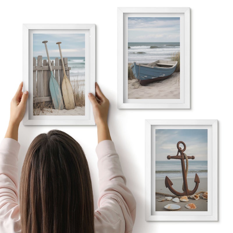 Galeria ścienna 3-częściowy komplet obrazów w białych ramach - Plaża z łodzią wiosłową i kotwicą na piasku - ArtPrintCave