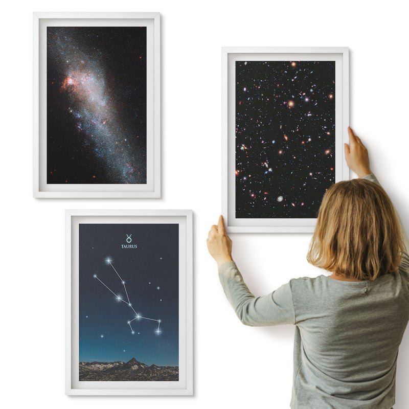 Galeria ścienna 3-częściowy komplet obrazów w białych ramach - Kosmiczne pejzaże z gwiazdami i konstelacja Byka - ArtPrintCave