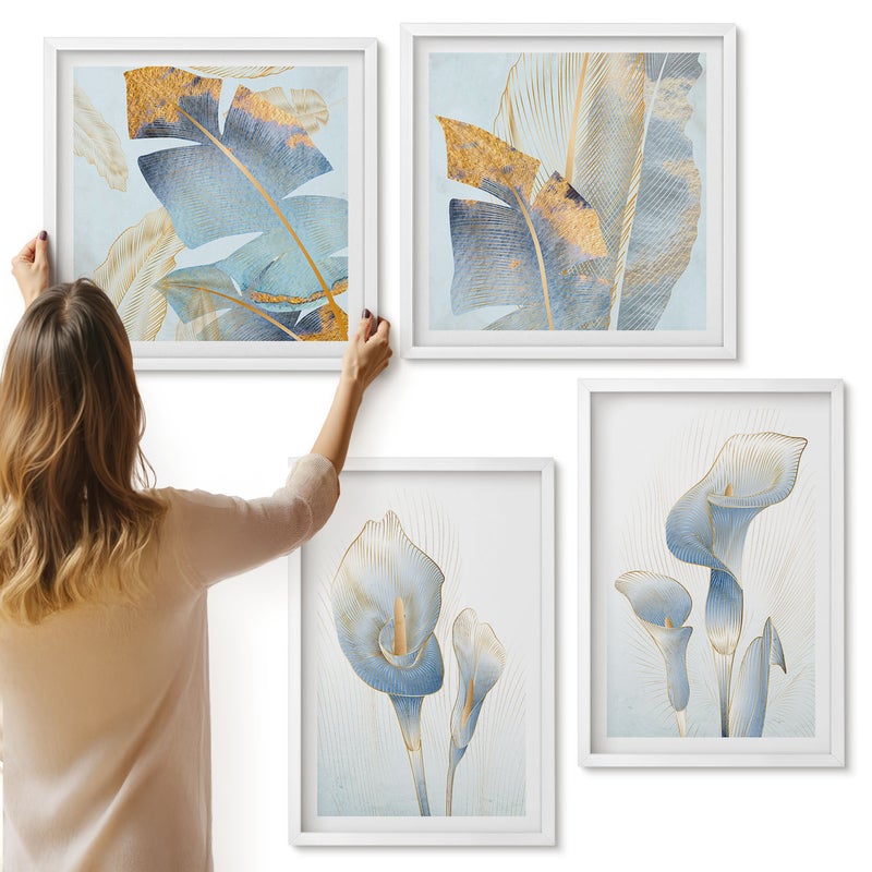 Galeria ścienna 4-częściowy komplet obrazów w białych ramach - Delikatne błękitne kwiaty i liście na jasnym tle - ArtPrintCave