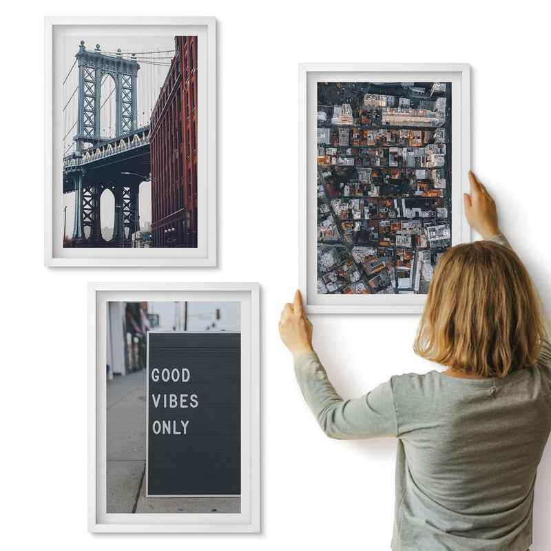 Galeria ścienna 3-częściowy komplet obrazów w białych ramach - Most w mieście napisy na ulicy widok z lotu ptaka - ArtPrintCave
