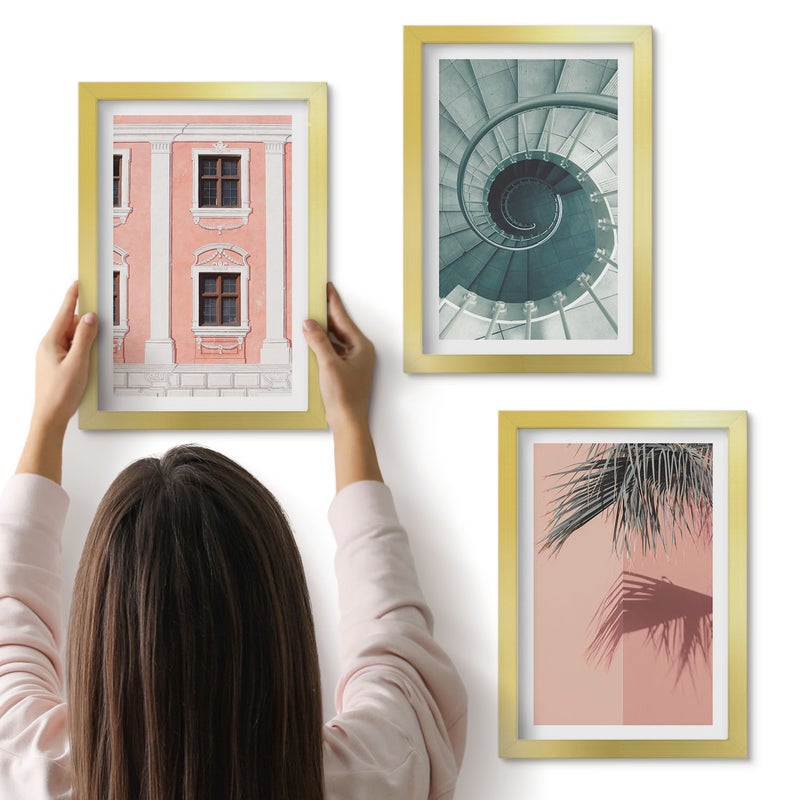 Galeria ścienna 3-częściowy komplet obrazów w złotych ramach - Architektura w pastelowych odcieniach i wzory spiralne - ArtPrintCave