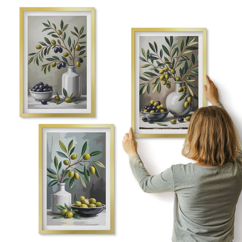 Galeria ścienna 3-częściowy komplet obrazów w złotych ramach - Oliwki w ceramicznych naczyniach na tle szarości - ArtPrintCave