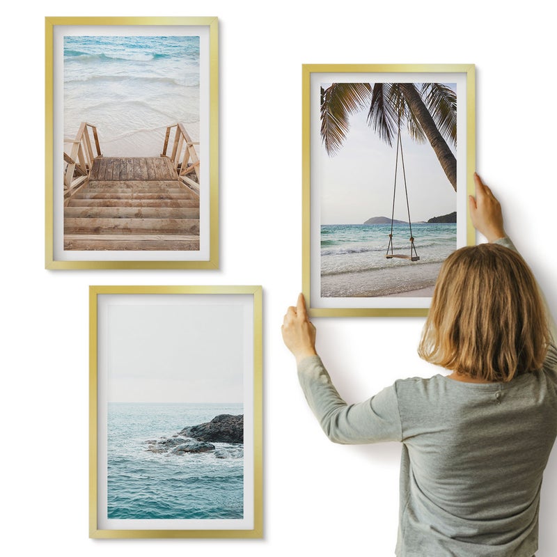 Galeria ścienna 3-częściowy komplet obrazów w złotych ramach - Schody na plażę widok na morze i huśtawka na palmie - ArtPrintCave