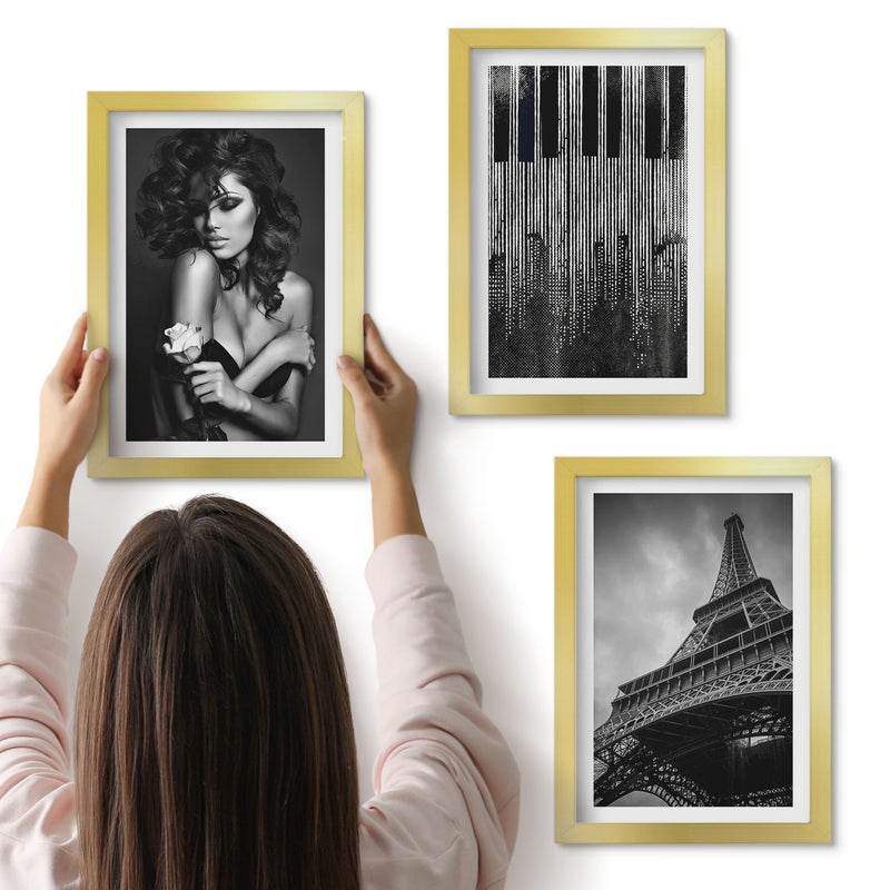 Galeria ścienna 3-częściowy komplet obrazów w złotych ramach - Portret kobiety z różą wieża Eiffla i wzór pianina - ArtPrintCave