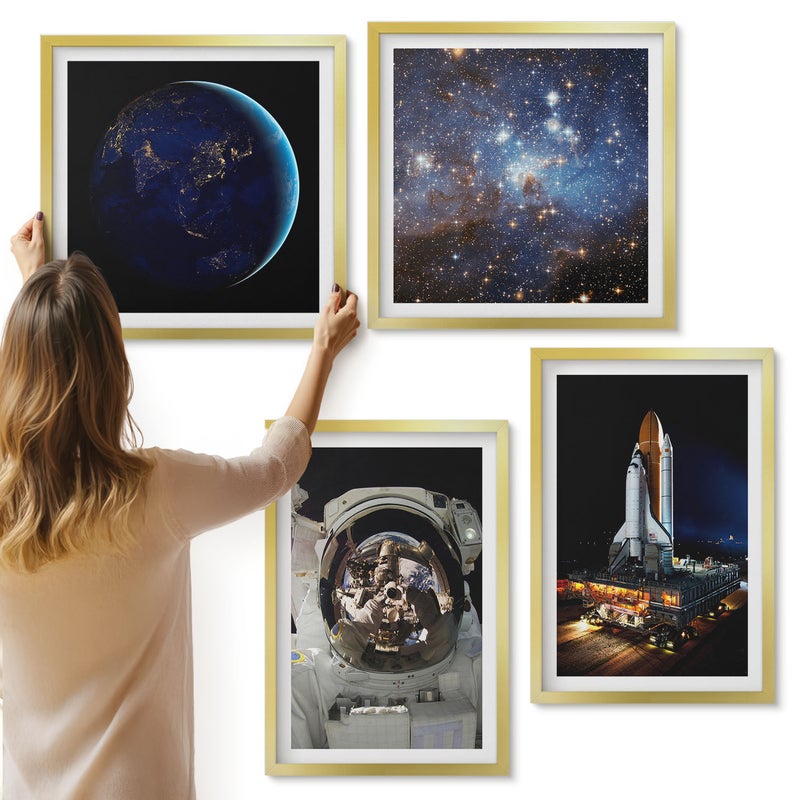 Galeria ścienna 4-częściowy komplet obrazów w złotych ramach - Widoki kosmosu z Ziemią astronautą i rakietą - ArtPrintCave