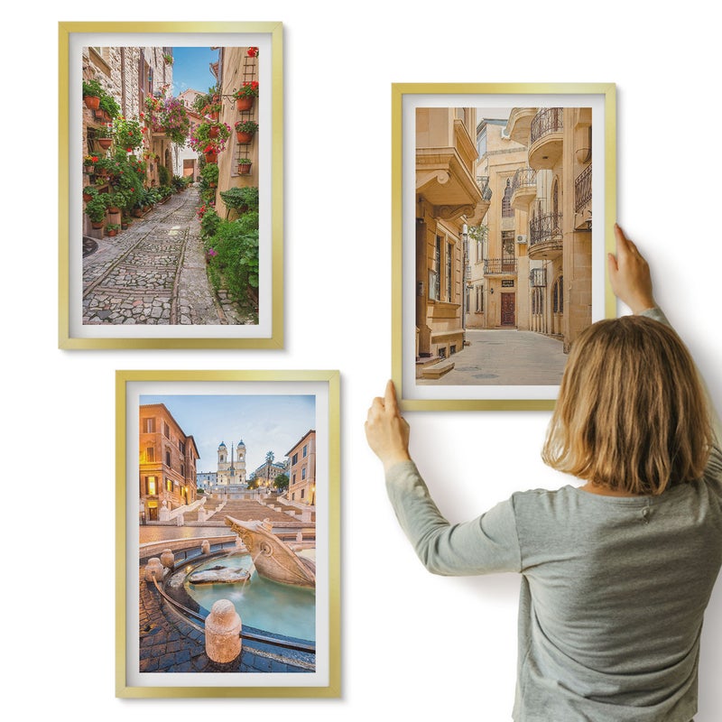 Galeria ścienna 3-częściowy komplet obrazów w złotych ramach - Urokliwe uliczki i fontanny w malowniczej architekturze - ArtPrintCave