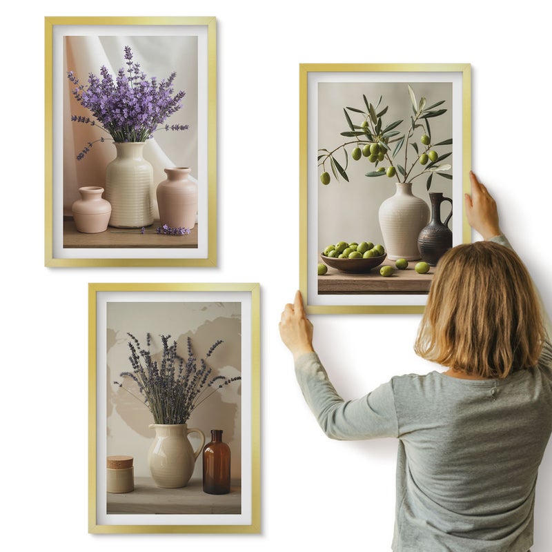 Galeria ścienna 3-częściowy komplet obrazów w złotych ramach - Kwiaty lawendy oliwki i naczynia ceramiczne - ArtPrintCave