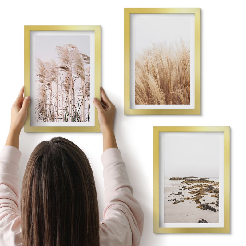 Galeria ścienna 3-częściowy komplet obrazów w złotych ramach - Pola traw pampasowych i nadmorska plaża styl boho - ArtPrintCave