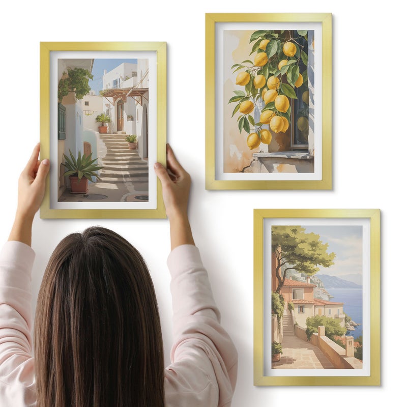 Galeria ścienna 3-częściowy komplet obrazów w złotych ramach - Urokliwe uliczki z cytrynami i widokiem na morze - ArtPrintCave