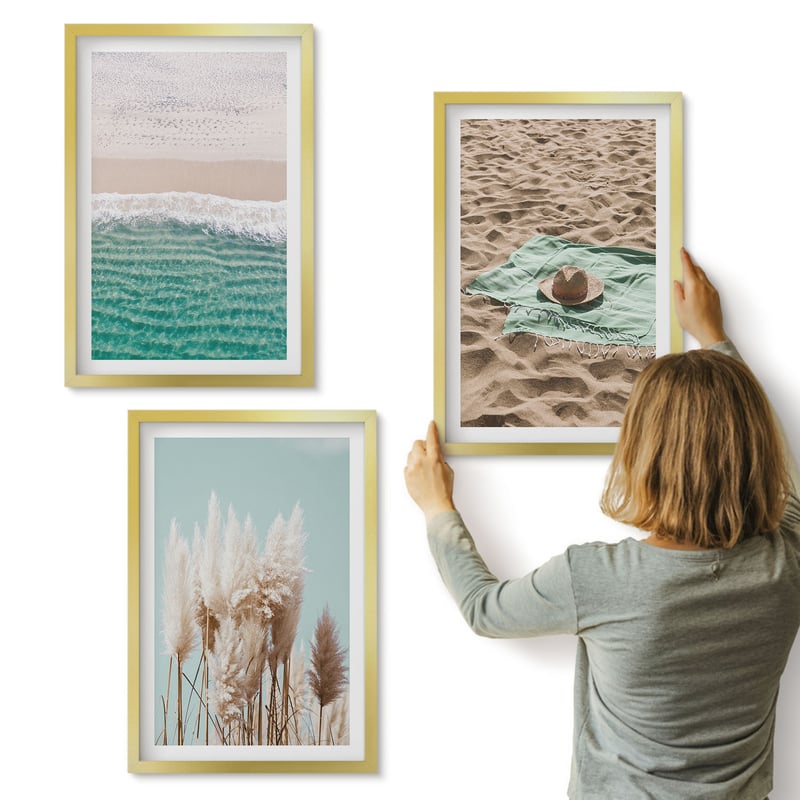 Galeria ścienna 3-częściowy komplet obrazów w złotych ramach - Plaża fale trawa kapelusz piasek relaks natura - ArtPrintCave
