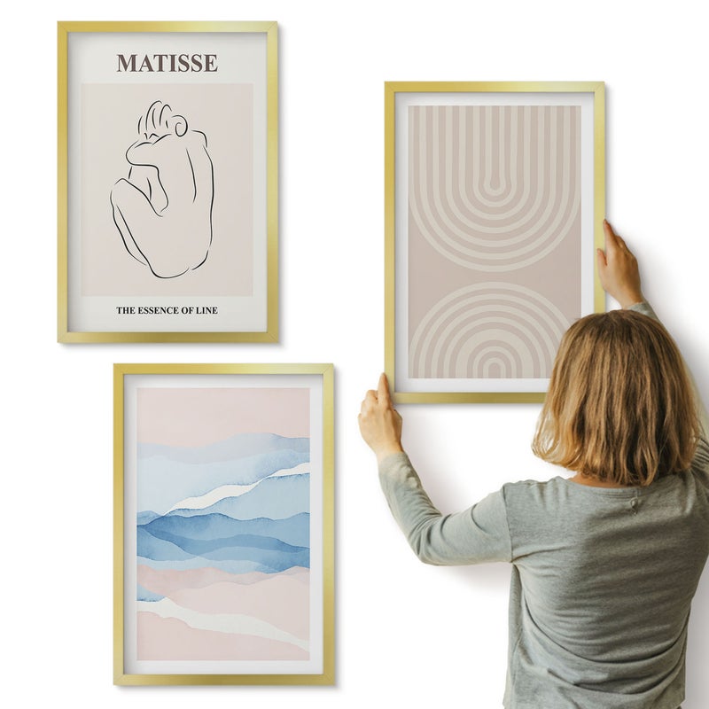 Galeria ścienna 3-częściowy komplet obrazów w złotych ramach - Linie i fale w pastelowych odcieniach z minimalistycznym akcentem - ArtPrintCave
