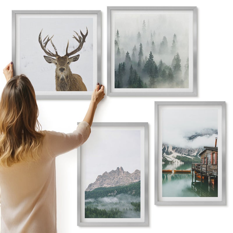 Galeria ścienna 4-częściowy komplet obrazów w srebrnych ramach - Góry jezioro jeleń chata i mgła w lesie - ArtPrintCave