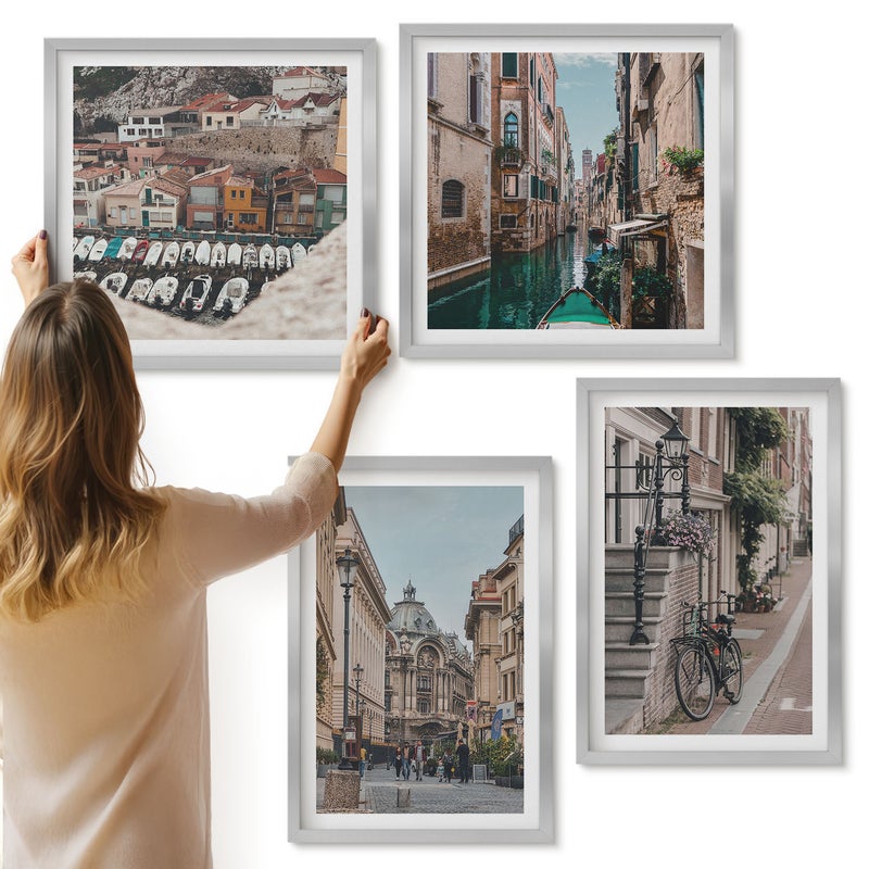 Galeria ścienna 4-częściowy komplet obrazów w srebrnych ramach - Urokliwe uliczki miast z widokiem na porty i budynki - ArtPrintCave