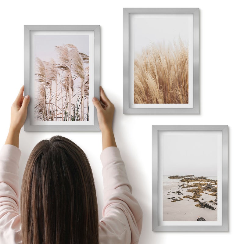 Galeria ścienna 3-częściowy komplet obrazów w srebrnych ramach - Pola traw pampasowych i nadmorska plaża styl boho - ArtPrintCave