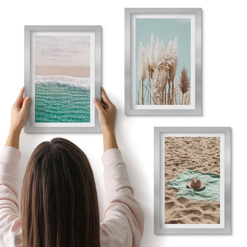Galeria ścienna 3-częściowy komplet obrazów w srebrnych ramach - Plaża fale trawa kapelusz piasek relaks natura - ArtPrintCave