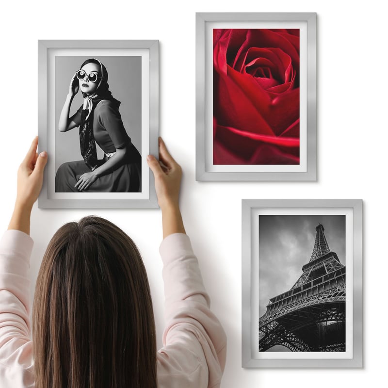 Galeria ścienna 3-częściowy komplet obrazów w srebrnych ramach - Paryska kobieta w okularach róża i wieża Eiffla - ArtPrintCave