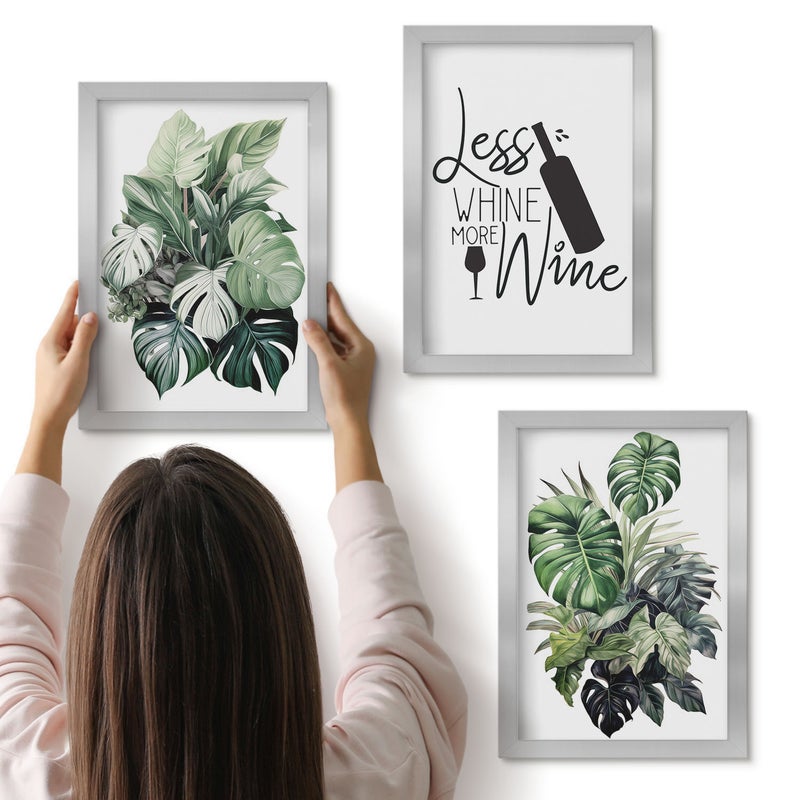 Galeria ścienna 3-częściowy komplet obrazów w srebrnych ramach - Liście roślin w zielonych odcieniach z napisem o winie - ArtPrintCave