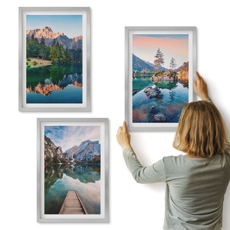 Galeria ścienna 3-częściowy komplet obrazów w srebrnych ramach - Górskie jeziora z odbiciem w wodzie i lasem - ArtPrintCave