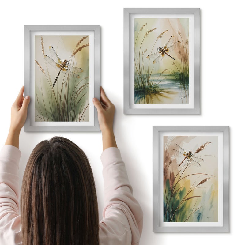 Galeria ścienna 3-częściowy komplet obrazów w srebrnych ramach - Ważki wśród traw nad wodą w malarskim stylu - ArtPrintCave