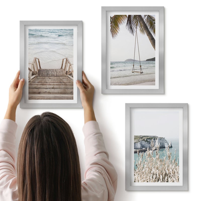 Galeria ścienna 3-częściowy komplet obrazów w srebrnych ramach - Plaża z drewnianymi schodami i huśtawką nad morzem - ArtPrintCave