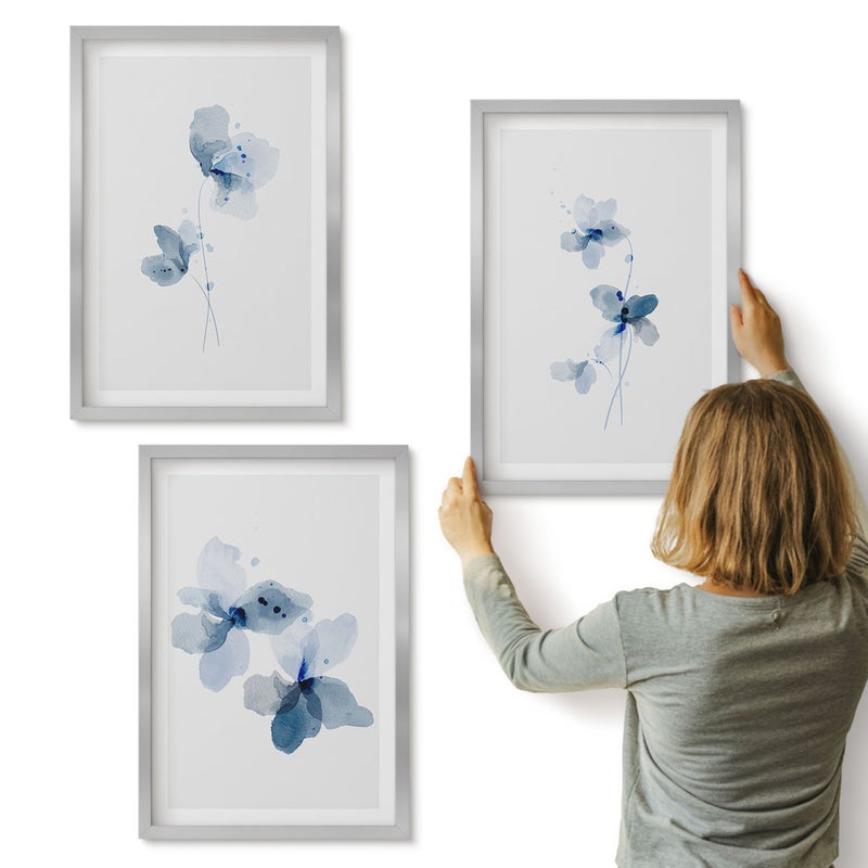 Galeria ścienna 3-częściowy komplet obrazów w srebrnych ramach - Kwiaty w odcieniach niebieskiego na jasnym tle - ArtPrintCave