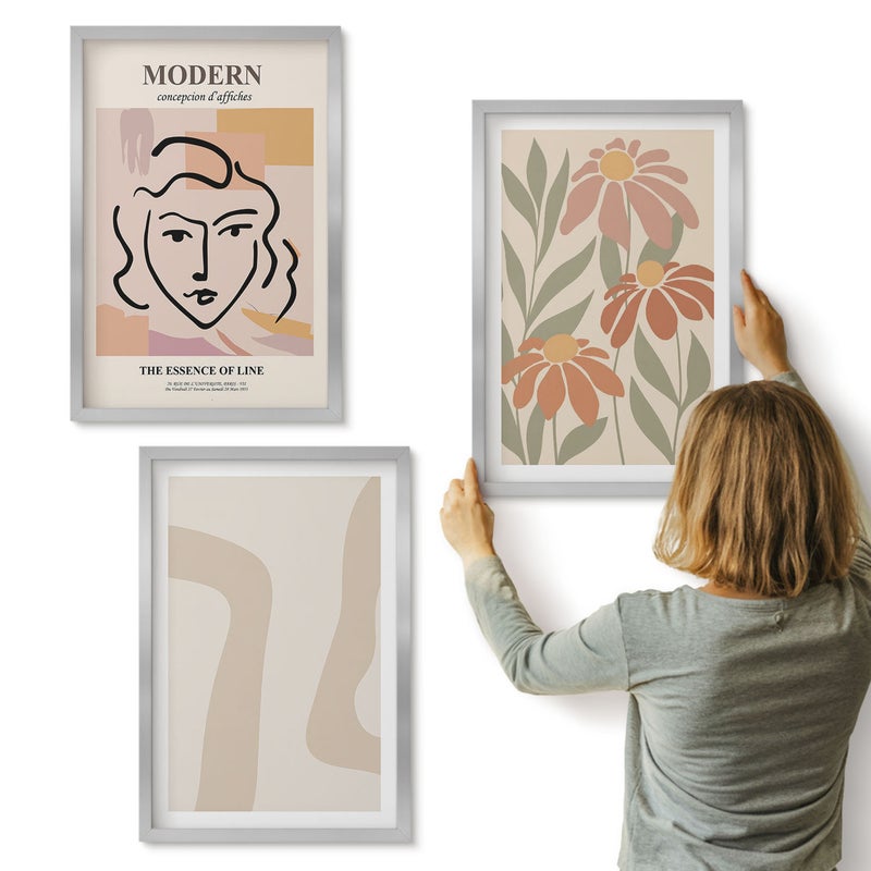 Galeria ścienna 3-częściowy komplet obrazów w srebrnych ramach - Kobieta w stylu nowoczesnym z abstrakcyjnymi wzorami - ArtPrintCave