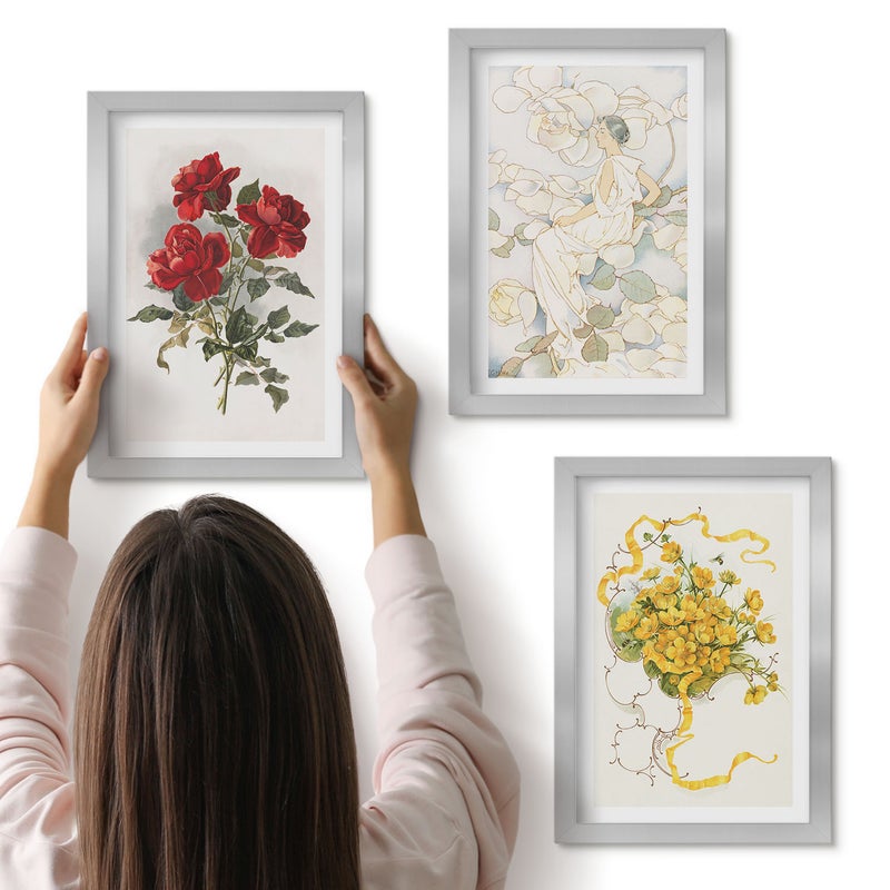 Galeria ścienna 3-częściowy komplet obrazów w srebrnych ramach - Róże w czerwieni postać w bieli żółte kwiaty w wazonie - ArtPrintCave