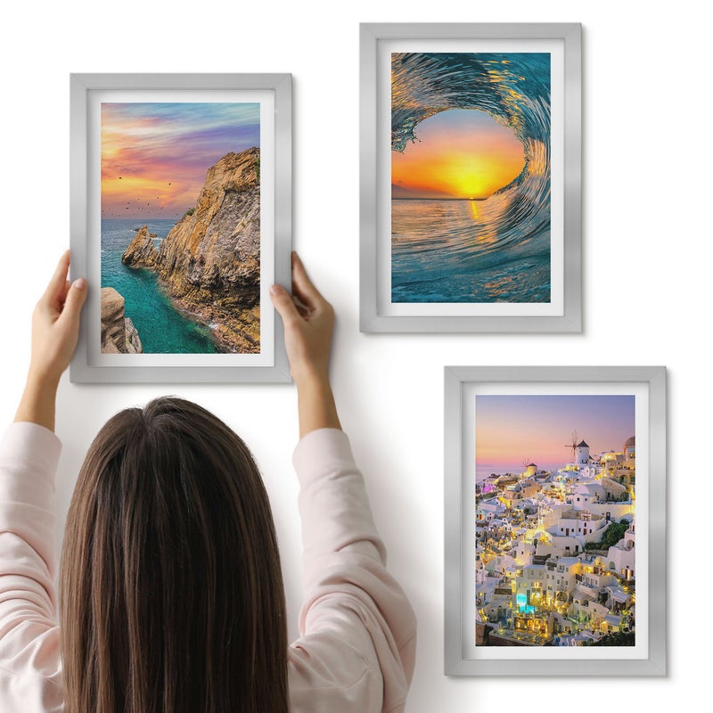 Galeria ścienna 3-częściowy komplet obrazów w srebrnych ramach - Widoki morza fale i białe domy w Santorini Grecja - ArtPrintCave