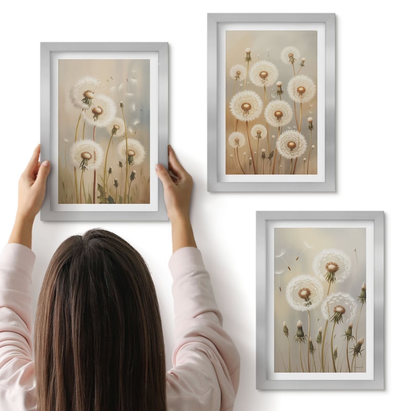 Galeria ścienna 3-częściowy komplet obrazów w srebrnych ramach - Białe dmuchawce na tle jasnych kolorów - ArtPrintCave