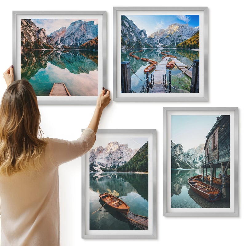 Galeria ścienna 4-częściowy komplet obrazów w srebrnych ramach - Jezioro w górach z łodziami i drewnianą chatą - ArtPrintCave