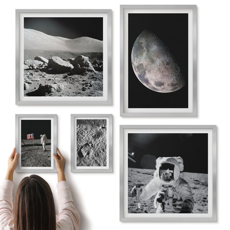 Galeria ścienna 5-częściowy komplet obrazów w srebrnych ramach - Księżycowe pejzaże z astronautami i eksploracją przestrzeni - ArtPrintCave