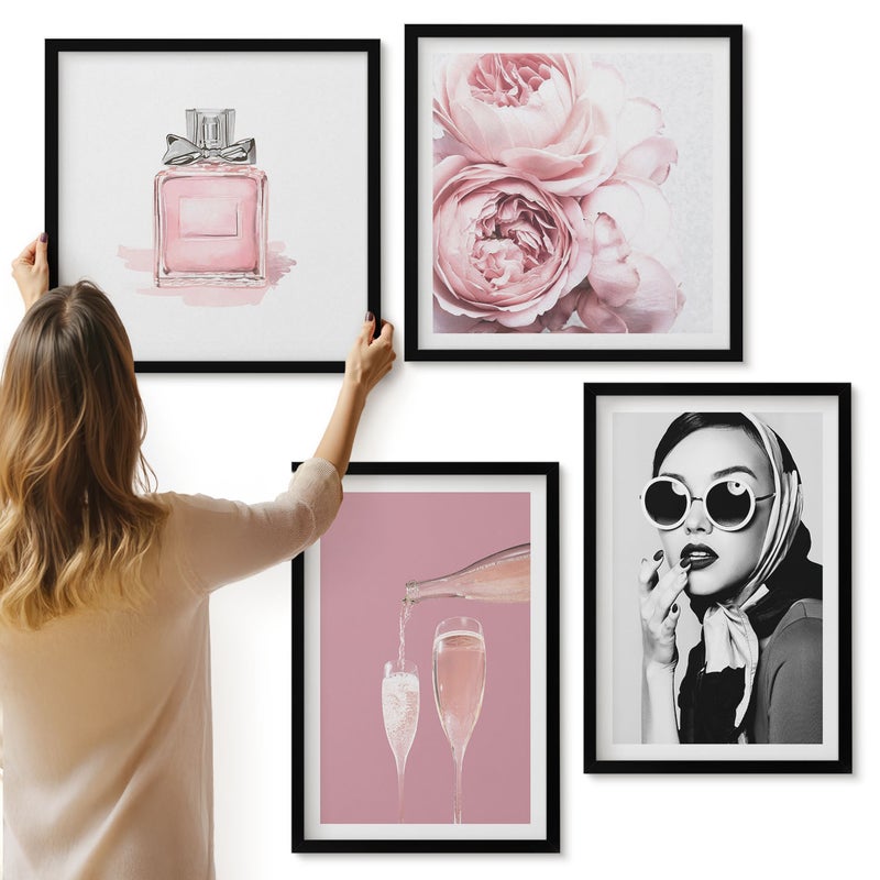 Galeria ścienna 4-częściowy komplet obrazów w czarnych ramach - Stylowe kobiece akcesoria w odcieniach różu - ArtPrintCave
