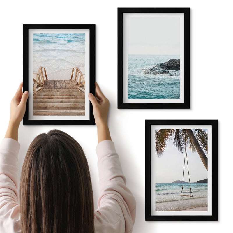 Galeria ścienna 3-częściowy komplet obrazów w czarnych ramach - Schody na plażę widok na morze i huśtawka na palmie - ArtPrintCave