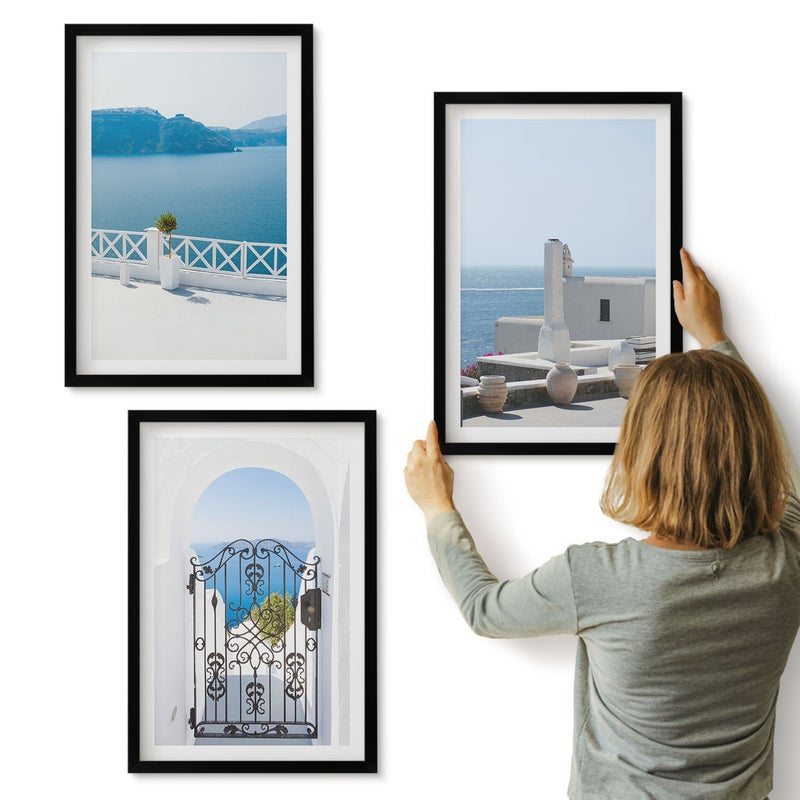 Galeria ścienna 3-częściowy komplet obrazów w czarnych ramach - Widoki na morze z białymi budynkami Grecja - ArtPrintCave