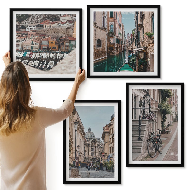 Galeria ścienna 4-częściowy komplet obrazów w czarnych ramach - Urokliwe uliczki miast z widokiem na porty i budynki - ArtPrintCave