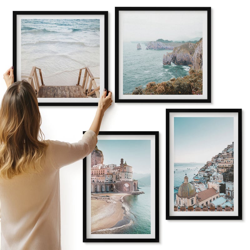 Galeria ścienna 4-częściowy komplet obrazów w czarnych ramach - Letnie pastelowe widoki z nadmorską architekturą i plażą - ArtPrintCave