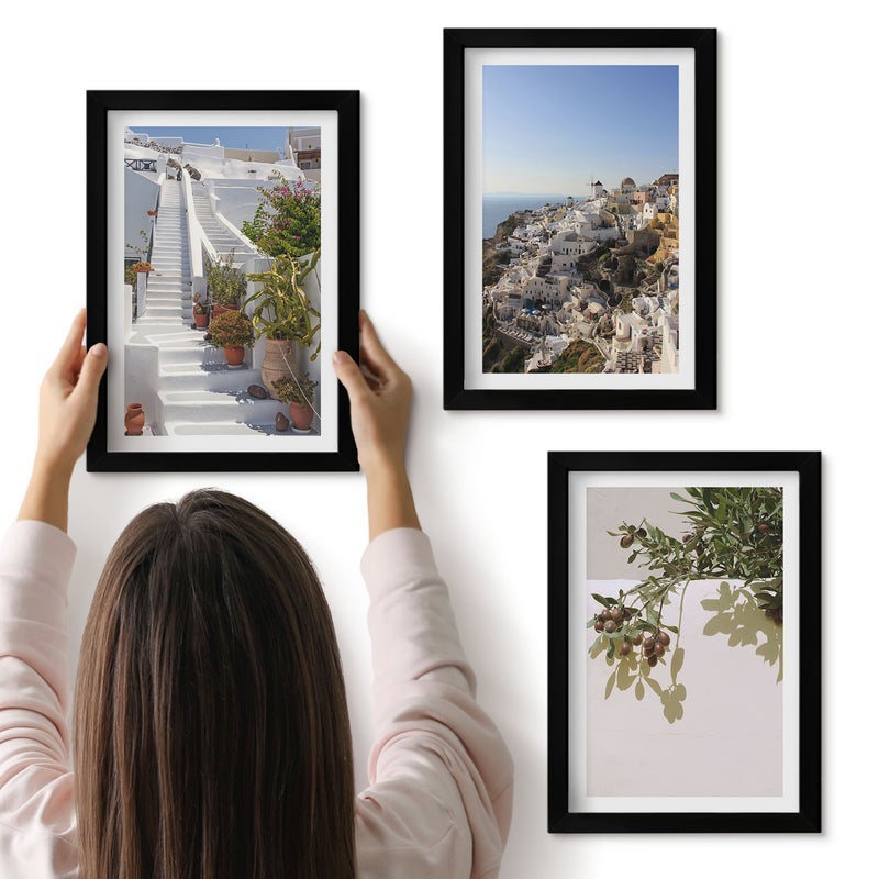 Galeria ścienna 3-częściowy komplet obrazów w czarnych ramach - Białe schody w Santorini z widokiem na miasteczko - ArtPrintCave