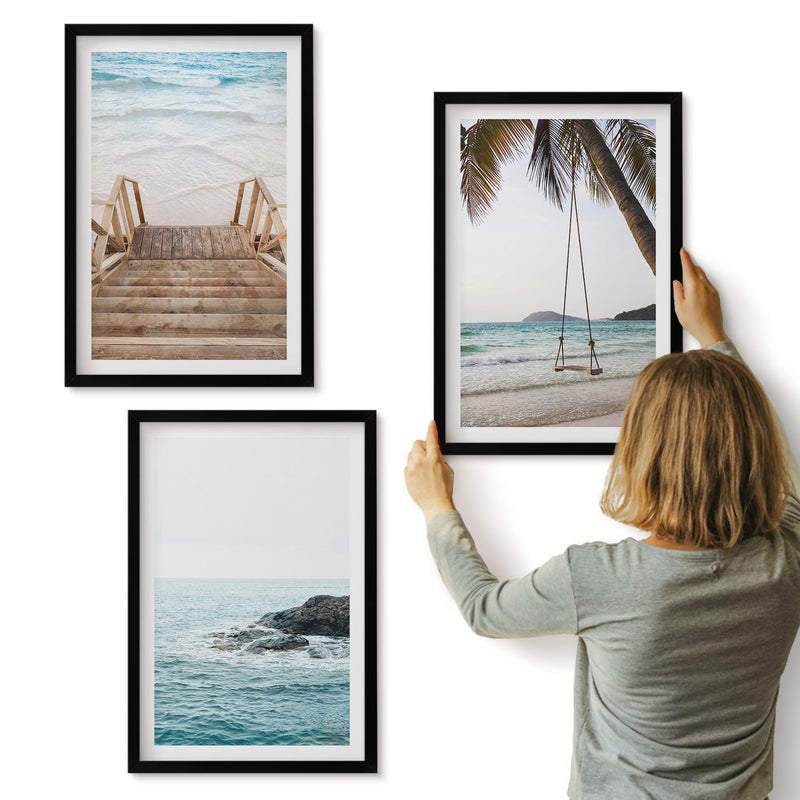 Galeria ścienna 3-częściowy komplet obrazów w czarnych ramach - Schody na plażę widok na morze i huśtawka na palmie - ArtPrintCave