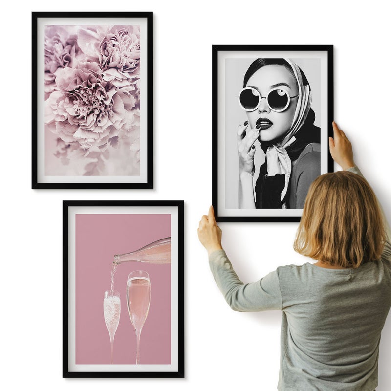 Galeria ścienna 3-częściowy komplet obrazów w czarnych ramach - Kwiaty w odcieniach różu i elegancka kobieta - ArtPrintCave