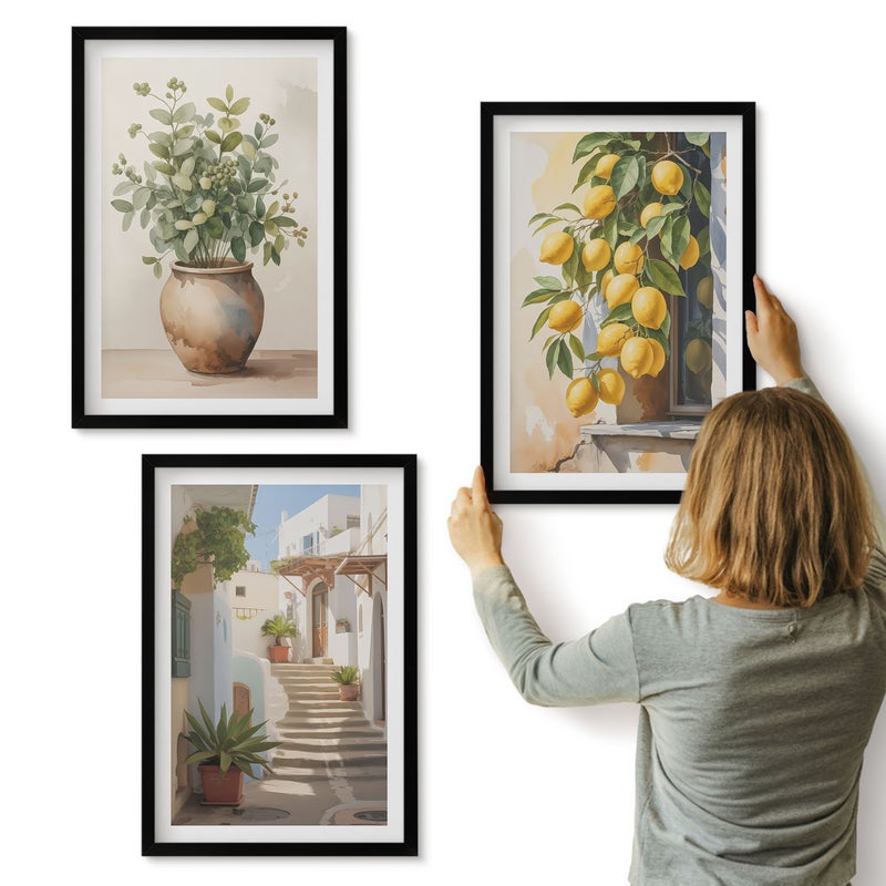 Galeria ścienna 3-częściowy komplet obrazów w czarnych ramach - Rośliny w donicach i cytryny na tle uliczki - ArtPrintCave