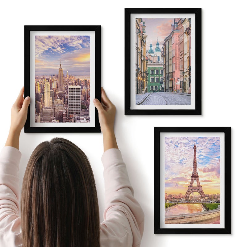 Galeria ścienna 3-częściowy komplet obrazów w czarnych ramach - Widok na miasta Nowy Jork Paryż i Warszawę o zmierzchu - ArtPrintCave