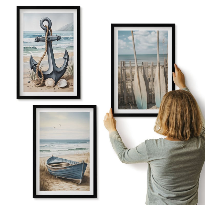 Galeria ścienna 3-częściowy komplet obrazów w czarnych ramach - Kotwica łódka i wiosła na plaży z morzem - ArtPrintCave