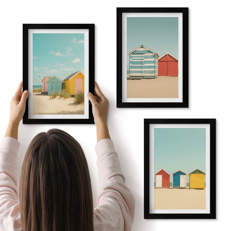 Galeria ścienna 3-częściowy komplet obrazów w czarnych ramach - Kolorowe domki na plaży w słoneczny dzień - ArtPrintCave