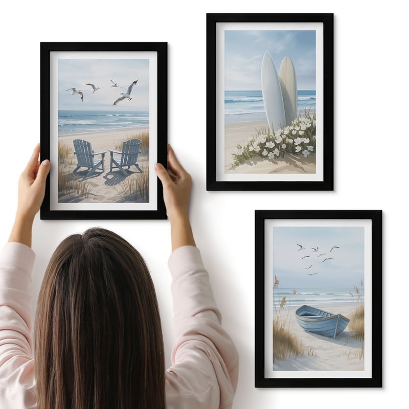 Galeria ścienna 3-częściowy komplet obrazów w czarnych ramach - Plaża z deskami surfingowymi łodzią i ptakami - ArtPrintCave