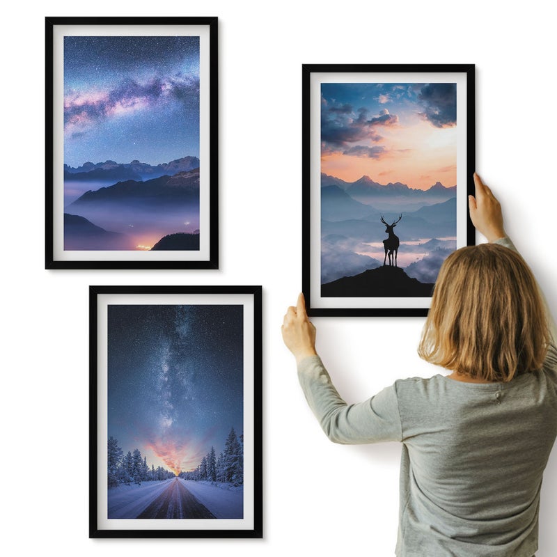 Galeria ścienna 3-częściowy komplet obrazów w czarnych ramach - Nocne niebo góry pejzaże we mgle i jeleń - ArtPrintCave