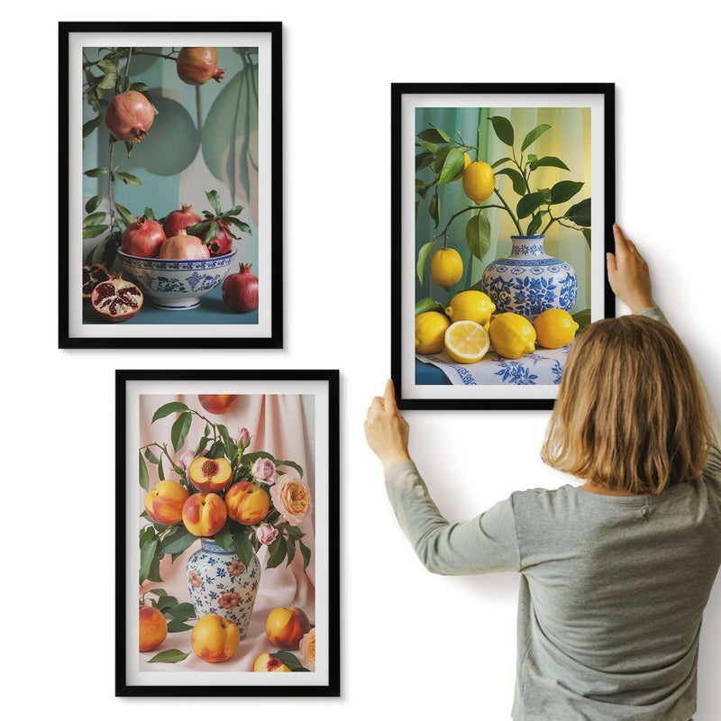 Galeria ścienna 3-częściowy komplet obrazów w czarnych ramach - Owoce granatu brzoskwinie i cytryny w wazonach - ArtPrintCave