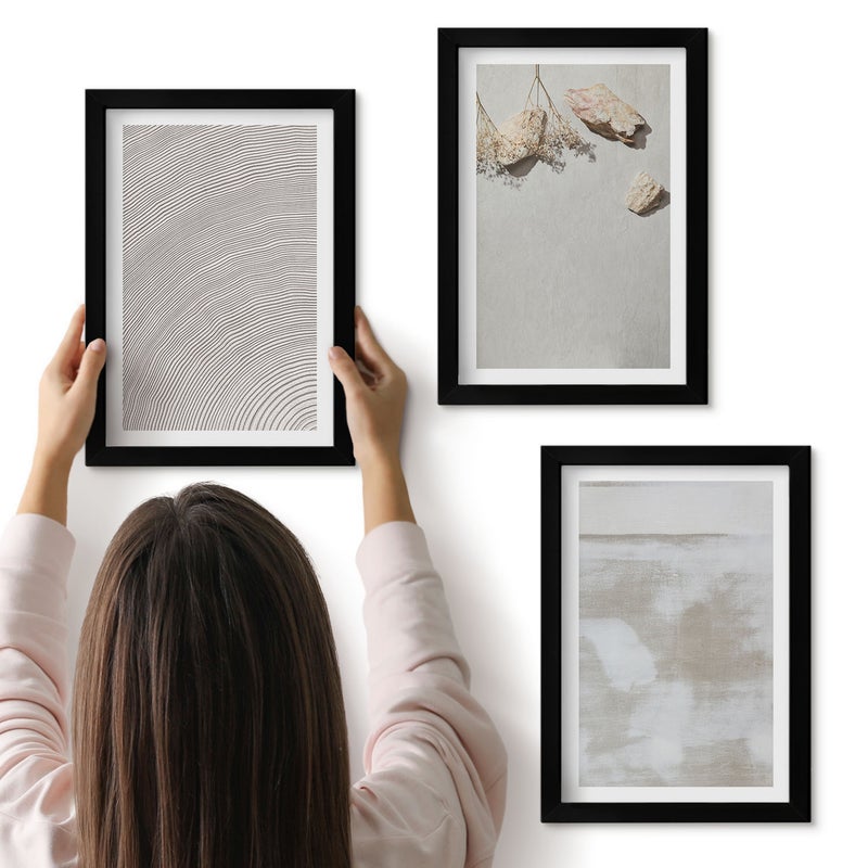 Galeria ścienna 3-częściowy komplet obrazów w czarnych ramach - Piasek kamienie i wytarta tekstura boho styl - ArtPrintCave