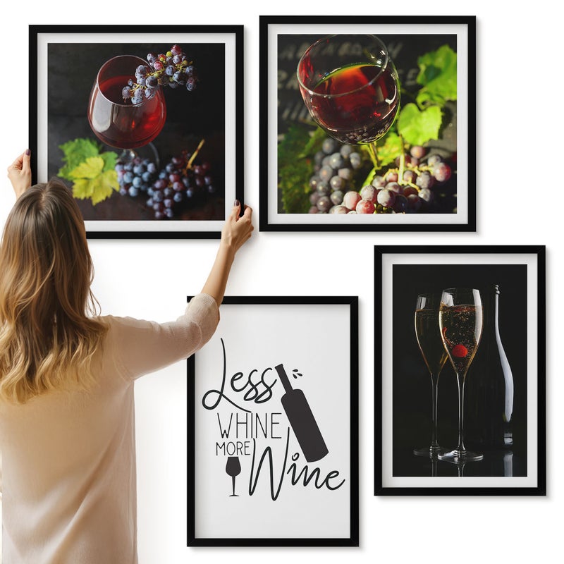 Galeria ścienna 4-częściowy komplet obrazów w czarnych ramach - Kieliszki wina z winogronami i napis o winie - ArtPrintCave