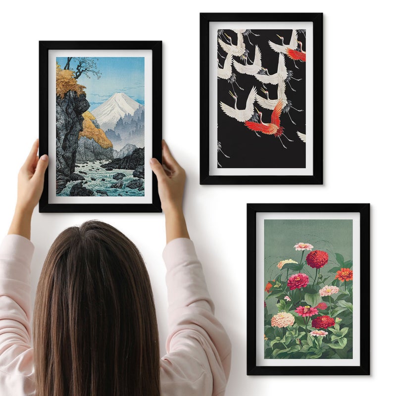 Galeria ścienna 3-częściowy komplet obrazów w czarnych ramach - Góry z wodospadem ptaki w locie i kolorowe kwiaty - ArtPrintCave