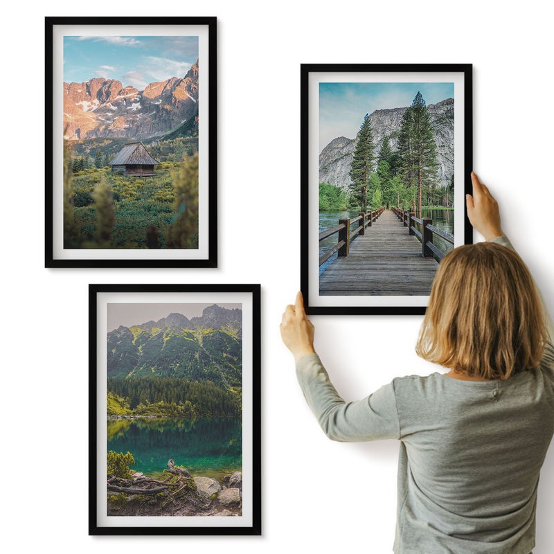 Galeria ścienna 3-częściowy komplet obrazów w czarnych ramach - Górskie krajobrazy z jeziorem i drewnianym pomostem - ArtPrintCave